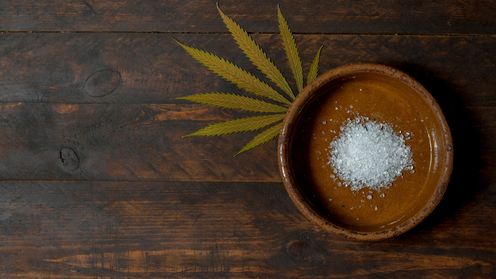 Pure CBD isolate with hemp leaf display